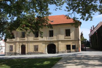 Hlavní (západní) průčelí ( © Ivan Grisa 09/2011)