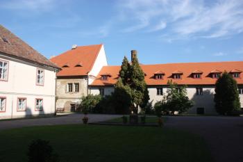 Jihovýchodní nároží úředního domu (vlevo v pozadí) z I. nádvoří zámku ( © Ivan Grisa 09/2011)