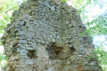Nároží čtverhranné budovy jádra, která byla založena ve svahu (© Jan Večeřa, 07/2015)