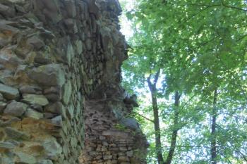 Chodbička vedoucí z paláce na dělicí zeď jádra, pohled z exteriéru (© Jan Večeřa, 07/2015)
