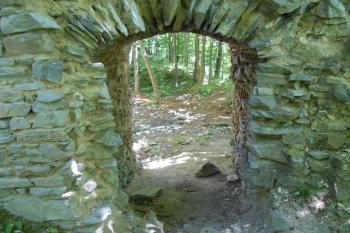 Palác, přízemí, okno se širokými špaletami, u vyústění zalomenými (nutné bezpečnostní opatření) (© Jan Večeřa, 07/2015)