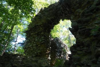 Interiér chodbičky zvenčí, klasický pohled z exteriéru (© Jan Večeřa, 07/2015)