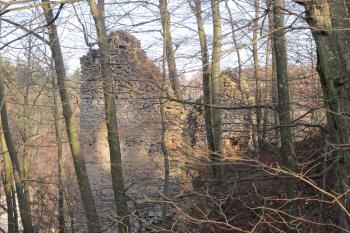 Budova vystupující ze sev.hradby do svahu nad říčkou Punkvou ( © Dušan Dohňanský 12/2019)
