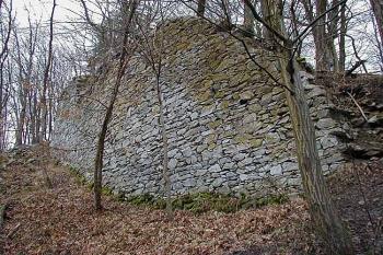 Jižní hradba předního hradu ( © Roman Řezáč 12/2002)