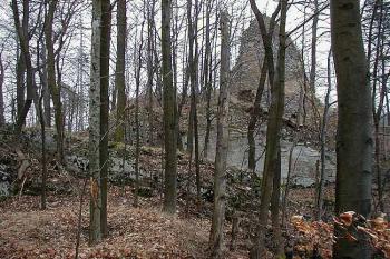 Pohled přes dvojitý příkop na zadní hrad, v čele s vysokým střepem zaoblené hradby ( © Roman Řezáč 12/2002)