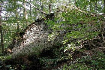 Zachovalá hradba v čele předního hradu ( © Roman Řezáč 09/2002)