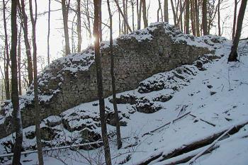 Zachovalá hradba v čele předního hradu ( © Roman Řezáč 01/2003)