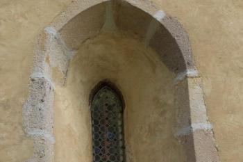 okno ve východní stěně kostela (© Stanislav Drda, 09/2006)
