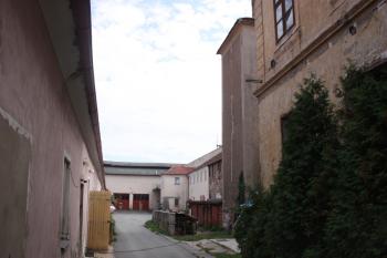 Průhled pivovarským dvorem k východu ( © Ivan Grisa 09/2011)