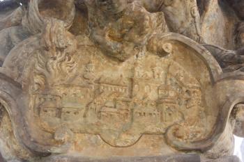 Relief s výjevem hořícího Opočna, hašeného sv. Florianem ( © Ivan Grisa 09/2011)