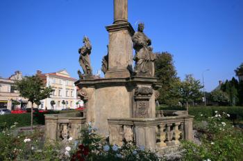 Sochy svatých Rocha (vlevo) a Karla Boromejského od jihu ( © Ivan Grisa 09/2011)