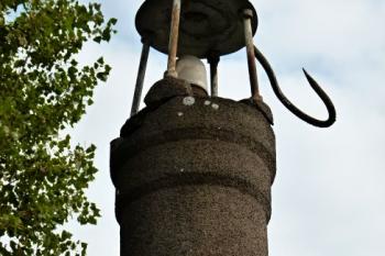 motiv hornického kahanu posloužil i pro zřízení osvětlení hlavní brány do areálu ( © Jan P. Štěpánek 09/2011)