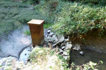 novodobá výpusť u protržené hráze klausu ( © Jan P. Štěpánek 09/2011)