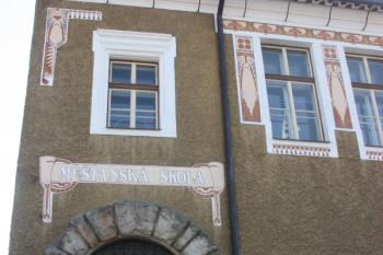 Portál průchodu na Trčkovo náměstí z Hradební ulice ( © Ivan Grisa 09/2011)
