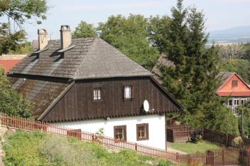 Dům čp. 77 v Podkostelí (tzv. stará fara) od jihozápadu (© Ivan Grisa 09/2011)