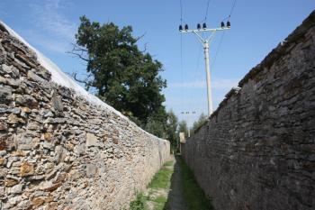 Průchod mezi panským hospodářským dvorem a objekty nad údolím Zlatého potoka východně od kapucínského kláštera ( © Ivan Grisa 09/2011)