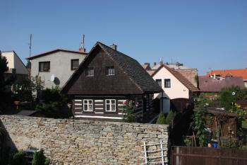 Roubený domek čp. 49 nad starým hradebním příkopem: pohled od Hradební ulice (© Ivan Grisa 09/2011)
