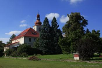 Dobré-škola a kostel (© hkregion  07/2013)