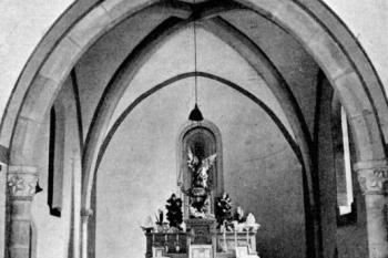 presbytář v pohledu z lodi ( © František Bareš: Soupis památek historických a uměleckých v Království Českém, sv. 21 Politický okres mladoboleslavský, Archaelogická komise při České akademii císaře Františka Josefa pro vědy, slovesnost a umění, Praha 1905)