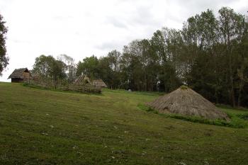 pohled od vody - vpravo chlév (© Rodochrozit, 09/2011)