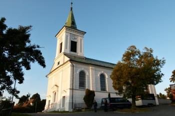 celkový pohled na kostel od cesty k návsi ( © Jan P. Štěpánek 09/2011)