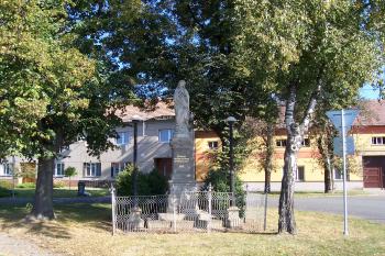 Ivaň - socha Panny Marie z r. 1889, nedaleko kaple (© Ivo Rozehnal, 09/2011)
