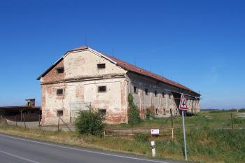 Viklický dvůr - pohled na hospodářskou budovu, poslední z Viklic (© Ivo Rozehnal, 09/2011)