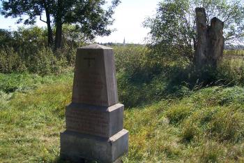 Pomník padlým z prusko-rakouské bitvě 1866 u Tovačova (v pozadí věž zámku Tovačov) (© Ivo Rozehnal, 09/2011)