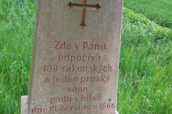 pomník na místě hromadného hrobu ( © Ondřej Štěpánek 05/2013)