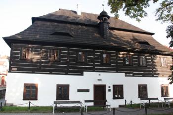 Hlavní (jihovýchodní) průčelí ( © Ivan Grisa 09/2011)