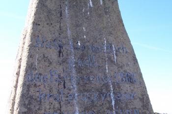 Mohyla Eduarda z Behru - český nápis, že zde padl Eduard z Behru major 44.pluku (© Ivo Rozehnal, 09/2011)