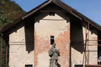 Jižní průčelí západního hospodářského křídla a socha sv. Jana Nepomuckého ( © Ivan Grisa 09/2011)