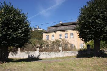 Fara od jihu, v pozadí hrad ( © Ivan Grisa 09/2011)