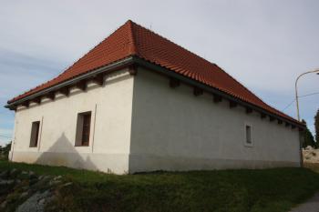 Bývalá škola od severovýchodu ( © Ivan Grisa 09/2011)