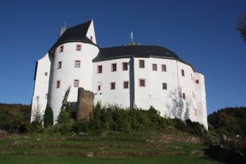 Hrad od jihozápadu ze zahrady ( © Ivan Grisa 10/2011)