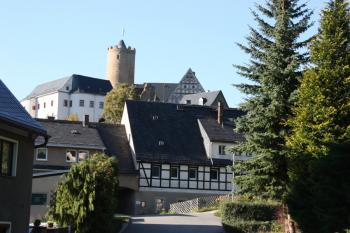 Hrad od východu, v popředí někdejší hospodářský dvůr ( © Ivan Grisa 10/2011)