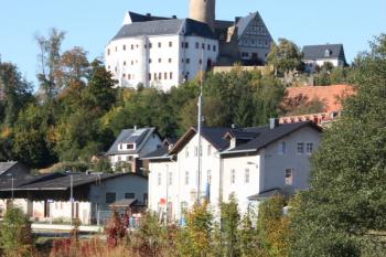 Hrad od mostu přes Zschopau, v popředí bývalá výpravní budova nádraží ( © Ivan Grisa 10/2011)