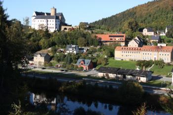Hrad a přilehlá část obce z návrší Kuhberg ( © Ivan Grisa 10/2011)