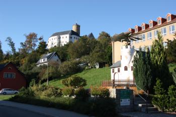 Hrad od silnice u nádraží, v popředí jeho replika ve formě vánoční pyramidy ( © Ivan Grisa 10/2011)