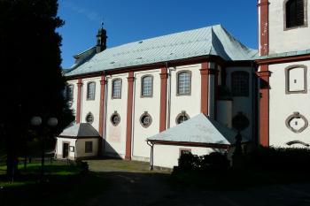 loď kostela od jihovýchodu (© Jaroslav Valečka, 10/2011)