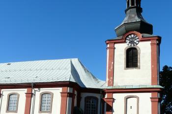 presbytář s věží od jihu (© Jaroslav Valečka, 10/2011)