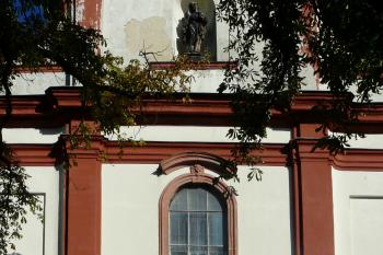 západní průčelí s hlavním vchodem (© Jaroslav Valečka, 10/2011)