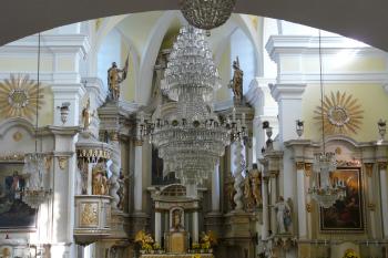 velký lustr uprostřed kostela (© Jaroslav Valečka, 10/2011)