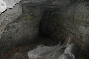 Jeskyně východně od hradiště (© Prudký Martin, 10/2011)