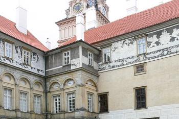 Severozápadní roh nádvoří ( © Petr Turyna 04/2006)