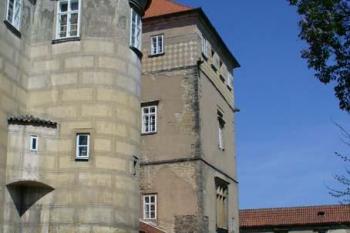 Brandýs nad Labem - pohled na nejstarší část zámku (© Pavel Jarý,  22.04.2007)