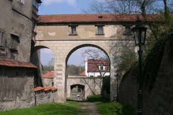 Krytý most do zámecké zahrady, pohled od jihu (© Ivan Grisa, 04/2005)