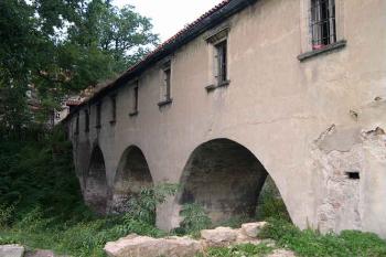Pokračování krytého mostu v zahradě (© Ivan Grisa, 09/2005)
