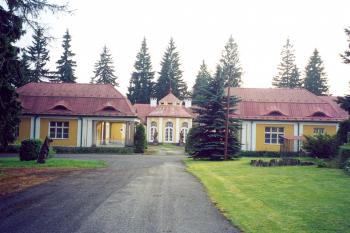 Průčelí zámku ( © Martin Kabeláč 10/2003)
