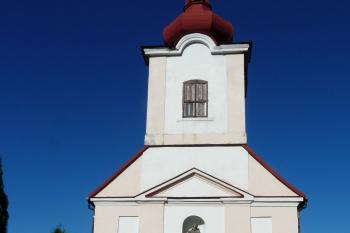jižní průčelí kostela (© Jaroslav Valečka, 10/2011)
